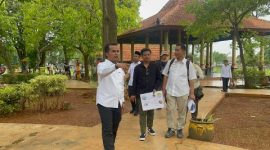 Bupati Bangkalan Lukman Hakim meninjau kondisi Alun-Alun Bangkalan dalam rangka penyusunan DED revitalisasi, Rabu (11/2/2026).