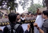 Puluhan mahasiswa yang tergabung dalam Gempar saat menggelar aksi protes di depan Kantor Diskop UKM Perindag Sumenep, Selasa (10/2/2026).