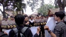 Puluhan mahasiswa yang tergabung dalam Gempar saat menggelar aksi protes di depan Kantor Diskop UKM Perindag Sumenep, Selasa (10/2/2026).