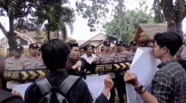 Puluhan mahasiswa yang tergabung dalam Gempar saat menggelar aksi protes di depan Kantor Diskop UKM Perindag Sumenep, Selasa (10/2/2026).