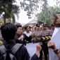 Puluhan mahasiswa yang tergabung dalam Gempar saat menggelar aksi protes di depan Kantor Diskop UKM Perindag Sumenep, Selasa (10/2/2026).
