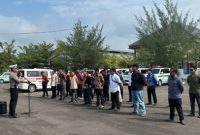 Satlantas Polres Sumenep memberikan materi safety driving kepada sopir ambulans se-Kabupaten Sumenep di Lapangan Satpas Polres Sumenep, Kamis (11/2/2026).