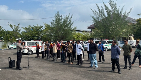 Satlantas Polres Sumenep memberikan materi safety driving kepada sopir ambulans se-Kabupaten Sumenep di Lapangan Satpas Polres Sumenep, Kamis (11/2/2026).