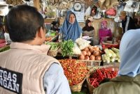 Satgas Pangan Banyuwangi saat melakukan inspeksi harga dan ketersediaan bahan pokok di Pasar Blambangan, Kamis (12/2/2026).