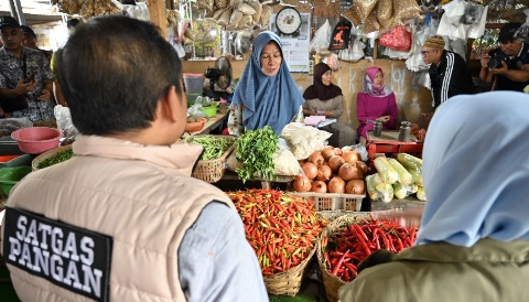 Satgas Pangan Banyuwangi saat melakukan inspeksi harga dan ketersediaan bahan pokok di Pasar Blambangan, Kamis (12/2/2026).