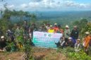 Warga bersama unsur Forkopimca Pronojiwo melakukan penanaman pohon dalam kegiatan reboisasi di Puncak Sriti, Dusun Jagokereng, Kamis (12/2/2026).