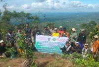 Warga bersama unsur Forkopimca Pronojiwo melakukan penanaman pohon dalam kegiatan reboisasi di Puncak Sriti, Dusun Jagokereng, Kamis (12/2/2026).
