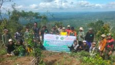 Warga bersama unsur Forkopimca Pronojiwo melakukan penanaman pohon dalam kegiatan reboisasi di Puncak Sriti, Dusun Jagokereng, Kamis (12/2/2026).
