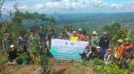 Warga bersama unsur Forkopimca Pronojiwo melakukan penanaman pohon dalam kegiatan reboisasi di Puncak Sriti, Dusun Jagokereng, Kamis (12/2/2026).