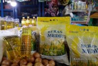 bahan pokok di Pasar Baru Lumajang menjelang Ramadan, Jumat (13/2/2026).