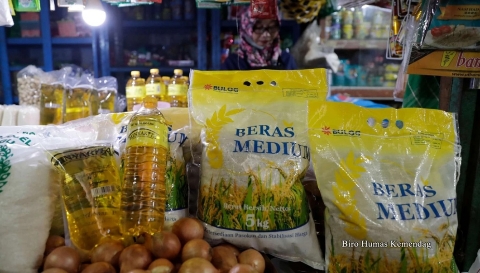 bahan pokok di Pasar Baru Lumajang menjelang Ramadan, Jumat (13/2/2026).