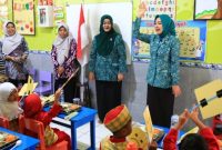 Bunda PAUD Kota Probolinggo dr. Evariani menyapa siswa saat monitoring program Makan Bergizi Gratis di TK Tunas Harapan.