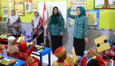 Bunda PAUD Kota Probolinggo dr. Evariani menyapa siswa saat monitoring program Makan Bergizi Gratis di TK Tunas Harapan.