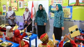 Bunda PAUD Kota Probolinggo dr. Evariani menyapa siswa saat monitoring program Makan Bergizi Gratis di TK Tunas Harapan.