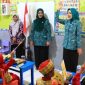 Bunda PAUD Kota Probolinggo dr. Evariani menyapa siswa saat monitoring program Makan Bergizi Gratis di TK Tunas Harapan.