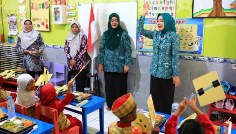 Bunda PAUD Kota Probolinggo dr. Evariani menyapa siswa saat monitoring program Makan Bergizi Gratis di TK Tunas Harapan.