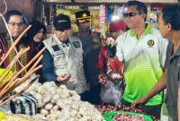 Bupati Sumenep Achmad Fauzi Wongsojudo bersama Forkopimda saat meninjau harga dan ketersediaan bahan pokok di Pasar Anom, Jumat (13/2/2026).