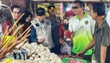 Bupati Sumenep Achmad Fauzi Wongsojudo bersama Forkopimda saat meninjau harga dan ketersediaan bahan pokok di Pasar Anom, Jumat (13/2/2026).