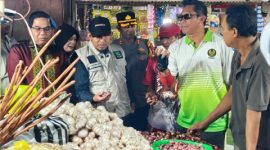 Bupati Sumenep Achmad Fauzi Wongsojudo bersama Forkopimda saat meninjau harga dan ketersediaan bahan pokok di Pasar Anom, Jumat (13/2/2026).