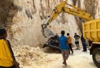 Petugas kepolisian dan warga mengevakuasi mobil pick up yang terperosok ke jurang di Dusun Kembang, Desa Rombasan, Kecamatan Pragaan, Jumat (13/2/2026).