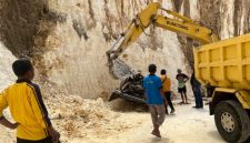 Petugas kepolisian dan warga mengevakuasi mobil pick up yang terperosok ke jurang di Dusun Kembang, Desa Rombasan, Kecamatan Pragaan, Jumat (13/2/2026).