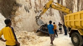 Petugas kepolisian dan warga mengevakuasi mobil pick up yang terperosok ke jurang di Dusun Kembang, Desa Rombasan, Kecamatan Pragaan, Jumat (13/2/2026).