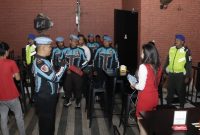 Personel Sipropam Polres Sumenep saat melakukan pemeriksaan di salah satu tempat hiburan malam di Kabupaten Sumenep, Jumat (13/2/2026) malam.