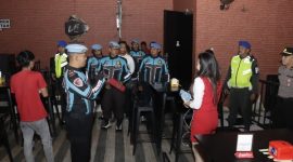 Personel Sipropam Polres Sumenep saat melakukan pemeriksaan di salah satu tempat hiburan malam di Kabupaten Sumenep, Jumat (13/2/2026) malam.