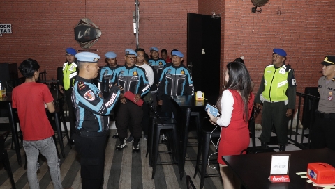 Personel Sipropam Polres Sumenep saat melakukan pemeriksaan di salah satu tempat hiburan malam di Kabupaten Sumenep, Jumat (13/2/2026) malam.