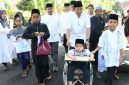 Pj Sekda Kabupaten Sumenep Syahwan Efendi bersama anak yatim pada Festival Anak Yatim di Pendopo Agung Keraton Sumenep, Minggu (15/02/2026).