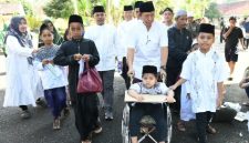 Pj Sekda Kabupaten Sumenep Syahwan Efendi bersama anak yatim pada Festival Anak Yatim di Pendopo Agung Keraton Sumenep, Minggu (15/02/2026).