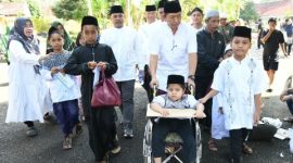 Plt Sekda Kabupaten Sumenep Syahwan Efendi bersama anak yatim pada Festival Anak Yatim di Pendopo Agung Keraton Sumenep, Minggu (15/02/2026).