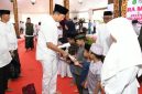 Plt Sekda Sumenep R. Syahwan Efendi bersama jajaran BAZNAS menyerahkan santunan kepada anak yatim pada peringatan Isra’ Mi’raj di Pendopo Keraton Sumenep, Minggu (15/2/2026).