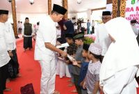 Plt Sekda Sumenep R. Syahwan Efendi bersama jajaran BAZNAS menyerahkan santunan kepada anak yatim pada peringatan Isra’ Mi’raj di Pendopo Keraton Sumenep, Minggu (15/2/2026).
