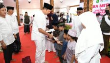Plt Sekda Sumenep R. Syahwan Efendi bersama jajaran BAZNAS menyerahkan santunan kepada anak yatim pada peringatan Isra’ Mi’raj di Pendopo Keraton Sumenep, Minggu (15/2/2026).