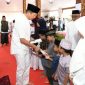 Plt Sekda Sumenep R. Syahwan Efendi bersama jajaran BAZNAS menyerahkan santunan kepada anak yatim pada peringatan Isra’ Mi’raj di Pendopo Keraton Sumenep, Minggu (15/2/2026).