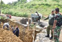 Dansatgas TMMD ke-127 Kodim 0827/Sumenep Letkol Arm Bendi Wibisono saat meninjau progres pembangunan fisik di Desa Mandala, Kecamatan Rubaru, Senin (16/2/2026).