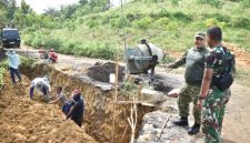 Dansatgas TMMD ke-127 Kodim 0827/Sumenep Letkol Arm Bendi Wibisono saat meninjau progres pembangunan fisik di Desa Mandala, Kecamatan Rubaru, Senin (16/2/2026).