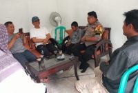 Kapolsek Plered AKP Ali Murtadho saat berdialog dengan warga dalam kegiatan Ngopi Kamtibmas di wilayah hukum Polsek Plered, Senin (16/2/2026).