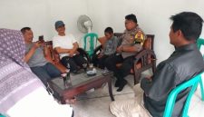 Kapolsek Plered AKP Ali Murtadho saat berdialog dengan warga dalam kegiatan Ngopi Kamtibmas di wilayah hukum Polsek Plered, Senin (16/2/2026).