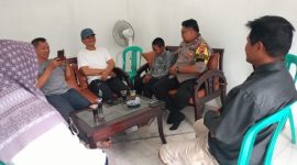 Kapolsek Plered AKP Ali Murtadho saat berdialog dengan warga dalam kegiatan Ngopi Kamtibmas di wilayah hukum Polsek Plered, Senin (16/2/2026).