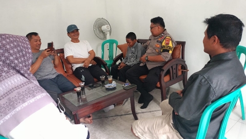 Kapolsek Plered AKP Ali Murtadho saat berdialog dengan warga dalam kegiatan Ngopi Kamtibmas di wilayah hukum Polsek Plered, Senin (16/2/2026).