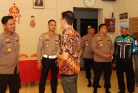 Kapolres Sumenep AKBP Anang Hardiyanto saat menghadiri dan melakukan pengamanan Peribadatan Imlek 2026 di Klenteng Tridharma Pao Sian Lin Kong, Sumenep, Senin (16/2/2026) malam.