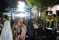 Personel Polres Sumenep melakukan pengamanan kegiatan Sholat Tarawih dan pembagian zakat mal di sejumlah masjid dan mushala di Kabupaten Sumenep.