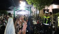 Personel Polres Sumenep melakukan pengamanan kegiatan Sholat Tarawih dan pembagian zakat mal di sejumlah masjid dan mushala di Kabupaten Sumenep.