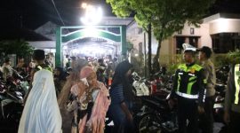 Personel Polres Sumenep melakukan pengamanan kegiatan Sholat Tarawih dan pembagian zakat mal di sejumlah masjid dan mushala di Kabupaten Sumenep.