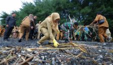 Bupati Banyuwangi Ipuk Fiestiandani bersama jajaran Forkopimda dan ribuan peserta melakukan aksi bersih pantai usai deklarasi Banyuwangi ASRI di Grand Watu Dodol.