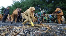 Bupati Banyuwangi Ipuk Fiestiandani bersama jajaran Forkopimda dan ribuan peserta melakukan aksi bersih pantai usai deklarasi Banyuwangi ASRI di Grand Watu Dodol.