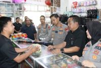 Keterangan Foto:
Kapolres Sumenep AKBP Anang Hardiyanto saat melakukan sidak di Toko Bintang Plastik II, penjual kembang api berizin di Kabupaten Sumenep, pada hari pertama Ramadan 2026.