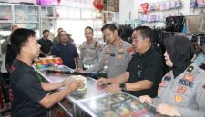 Keterangan Foto:
Kapolres Sumenep AKBP Anang Hardiyanto saat melakukan sidak di Toko Bintang Plastik II, penjual kembang api berizin di Kabupaten Sumenep, pada hari pertama Ramadan 2026.
